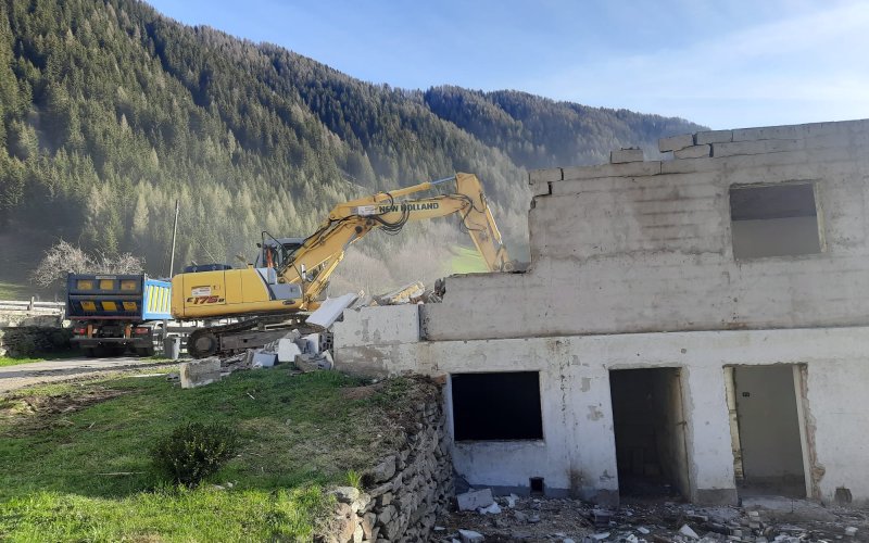 Rimozione del terreno + lavori di scavo